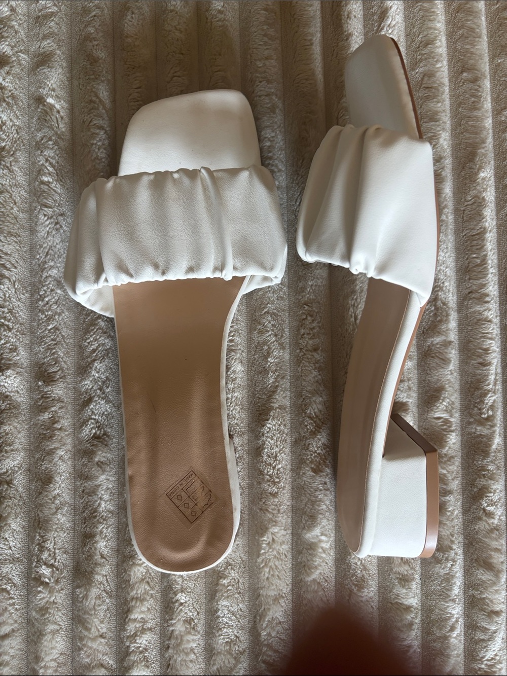 White Ruched Slide Sandals - 1 Block Heel size 9 never worn - Picture 2 of 2